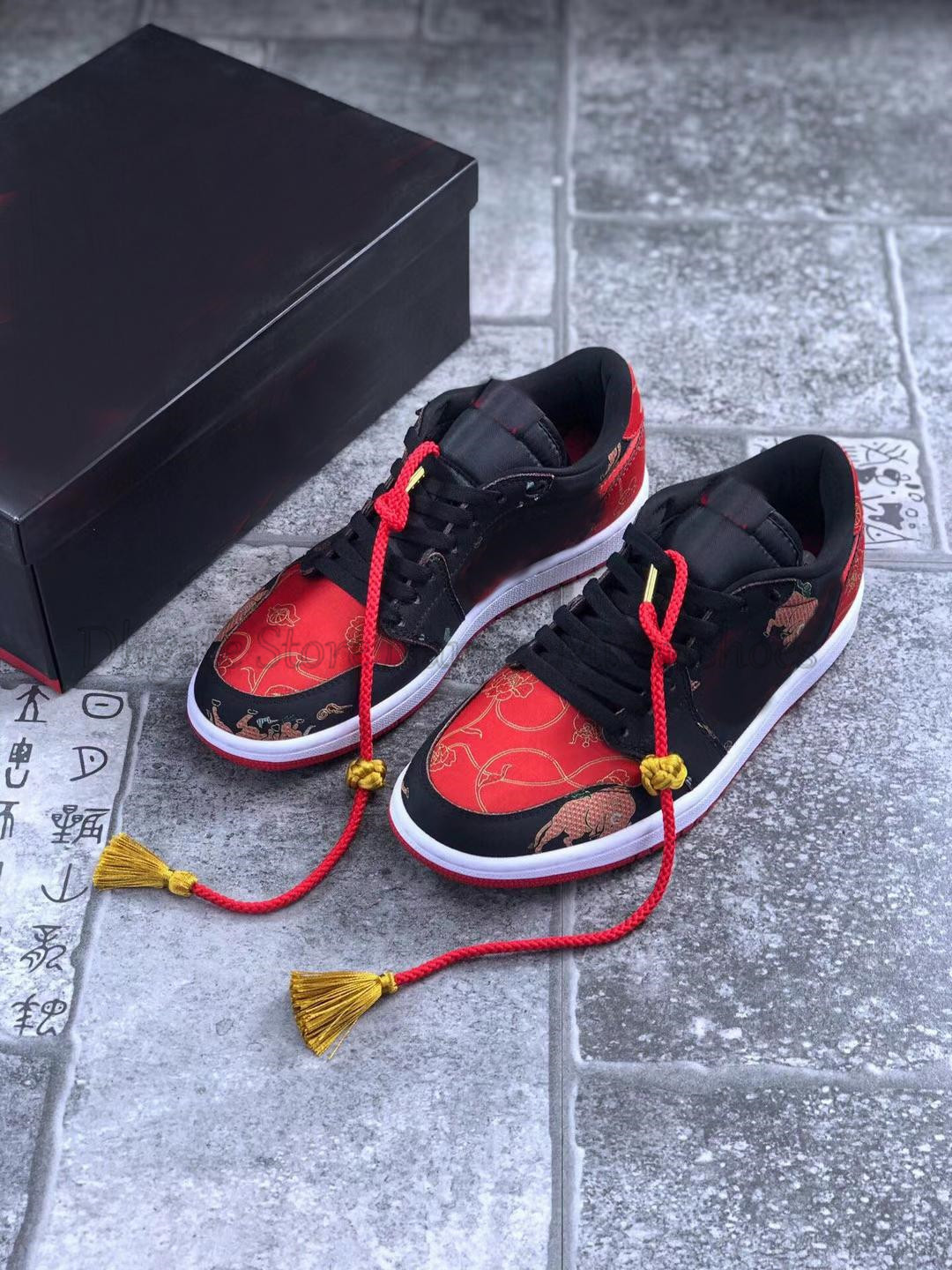 1s Low OG Chinese New Year Jumpman Men womens Basketball Shoes 1 Black University Red-Metallic Gold-White mens outdoor Sneakers, White;red
1s Low OG Chinese New Year Jumpman Men womens Basketball Shoes 1 Black University Red-Metallic Gold-White mens outdoor Sneakers, White;red
