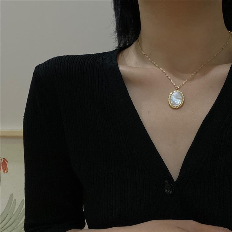 Pendant Necklaces INS Design Sense Fresh Water Shell Oval Retro Necklace Clavicle Chain Cold Wind Neck Fashion Jewelry
Pendant Necklaces INS Design Sense Fresh Water Shell Oval Retro Necklace Clavicle Chain Cold Wind Neck Fashion Jewelry