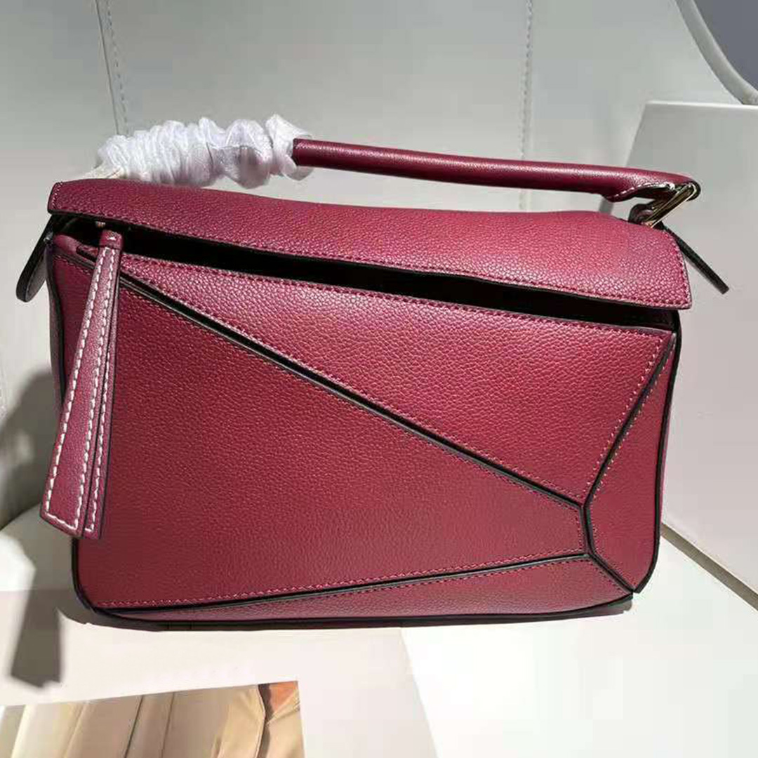 Luxury ladies designer hand bags top leather Atmospheric wine red flip zipper wallet messenger shoulder bag wholesale fashion female bag with box
Luxury ladies designer hand bags top leather Atmospheric wine red flip zipper wallet messenger shoulder bag wholesale fashion female bag with box