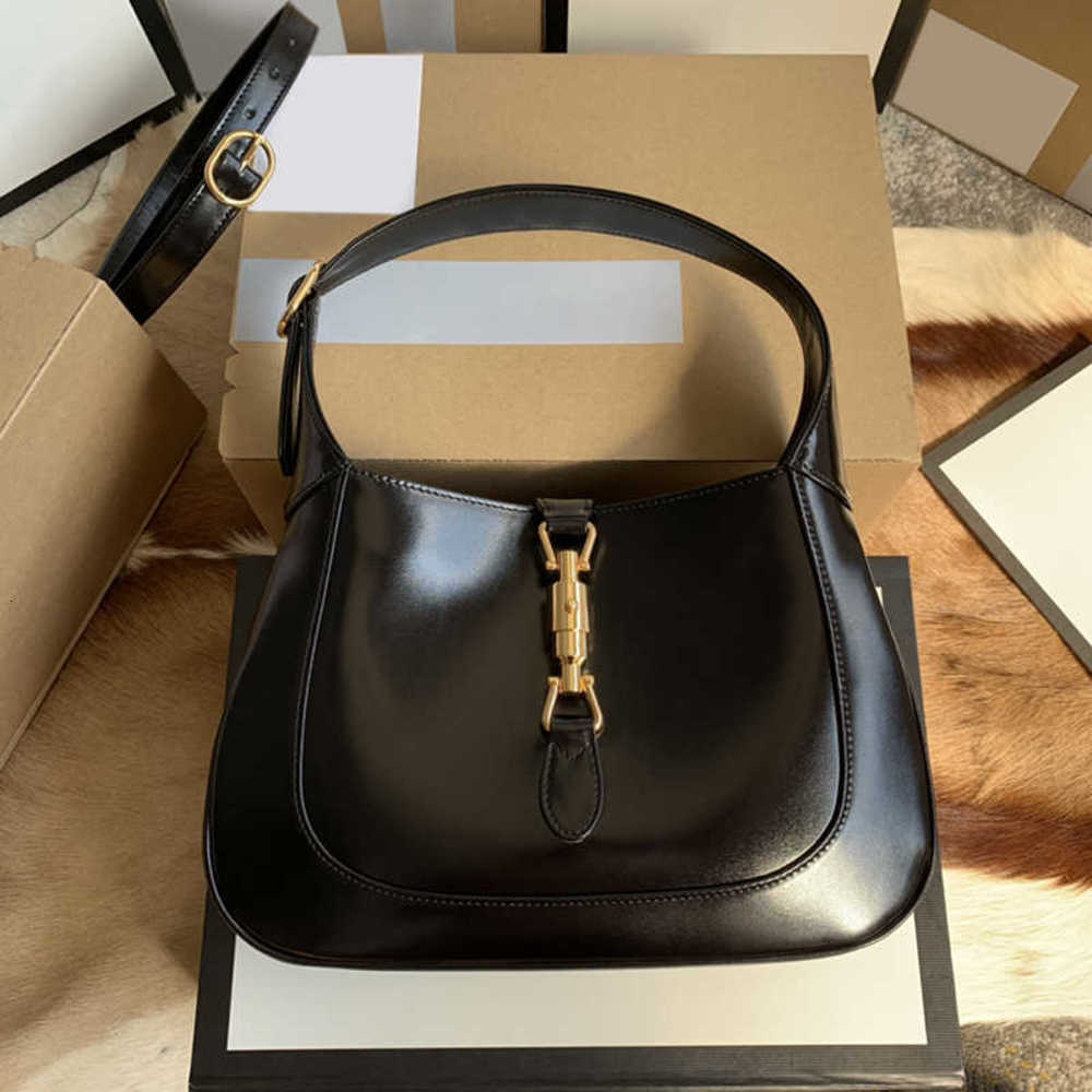 7A+Fashion new series women bags Equipped with an additional removable shoulder strap The second strap can be fastened to the bag by a clasp bags 
7A+Fashion new series women bags Equipped with an additional removable shoulder strap The second strap can be fastened to the bag by a clasp bags