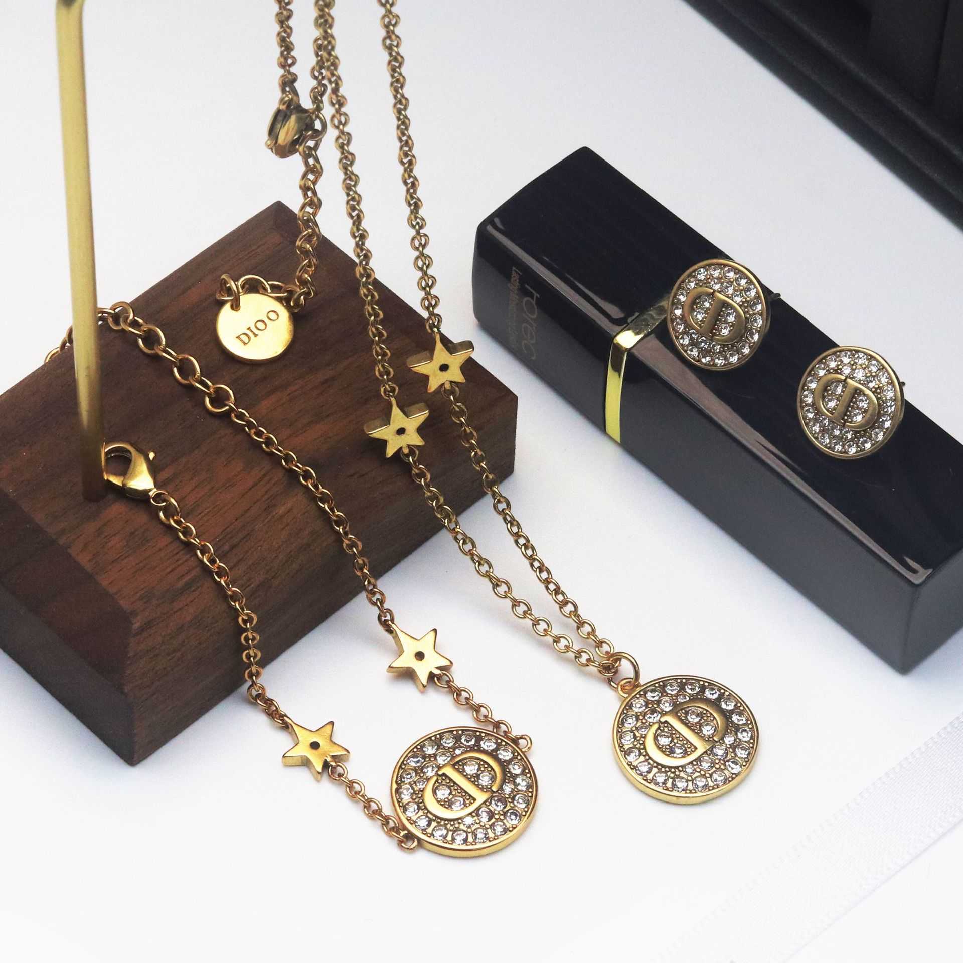 D family CD letter necklace female Dijia net red CD pig nose Earrings high version temperament female Bracelet
D family CD letter necklace female Dijia net red CD pig nose Earrings high version temperament female Bracelet