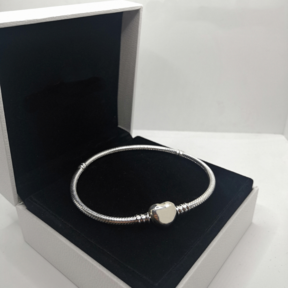 Classic Women Charm Bracelets 100% 925 Sterling Silver Fit Pandora Beads Charms Sneaker Bracelet Heart Shapes buckle Logo Design Lady Gift
Classic Women Charm Bracelets 100% 925 Sterling Silver Fit Pandora Beads Charms Sneaker Bracelet Heart Shapes buckle Logo Design Lady Gift