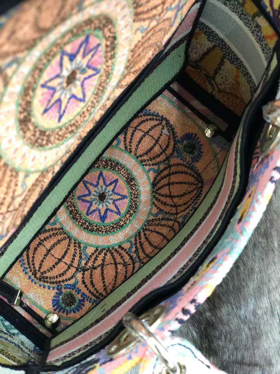 elegance Lady D-Lite bag fully embroidered totes travel shoulder bag large capacityshopping bag female handmade double-sided retro embroider
elegance Lady D-Lite bag fully embroidered totes travel shoulder bag large capacityshopping bag female handmade double-sided retro embroider