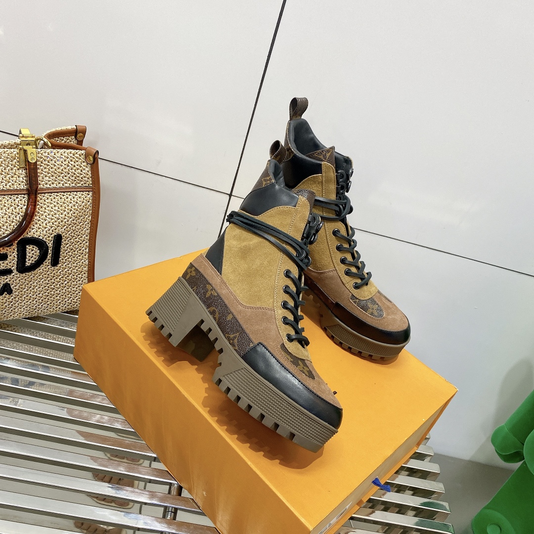 2021 The Now luxury designer Leather Women boots Martin Desert Boot flamingos Love arrow medal 100% real leathers Horsebit coarse Winter des, Black
2021 The Now luxury designer Leather Women boots Martin Desert Boot flamingos Love arrow medal 100% real leathers Horsebit coarse Winter des, Black