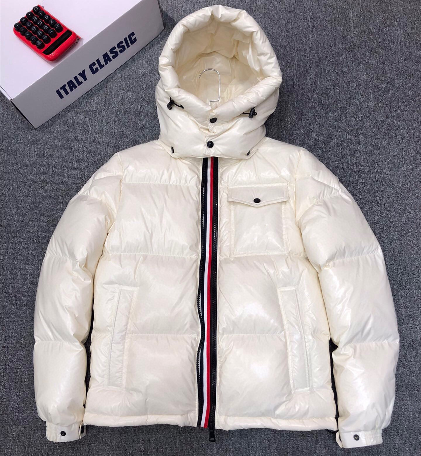 Men Nylon Down Short Jacket Shiny Laque Rib Sleeve Designer Gentleman Removed Hood Welt Pocket Zipper Snap Warm Coat, Customize
Men Nylon Down Short Jacket Shiny Laque Rib Sleeve Designer Gentleman Removed Hood Welt Pocket Zipper Snap Warm Coat, Customize
