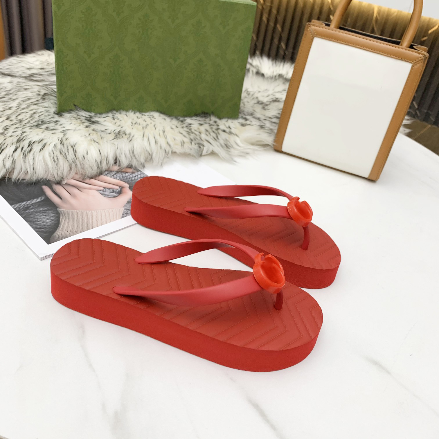 Women Slippers Women's V-Toe Sandals 2022 Spring-Summer New Top Quality Soft-Sole Platforms Non-Slip American-Style Fashion Outer Wear Platform sandals size 35-42, Photo color
Women Slippers Women's V-Toe Sandals 2022 Spring-Summer New Top Quality Soft-Sole Platforms Non-Slip American-Style Fashion Outer Wear Platform sandals size 35-42, Photo color