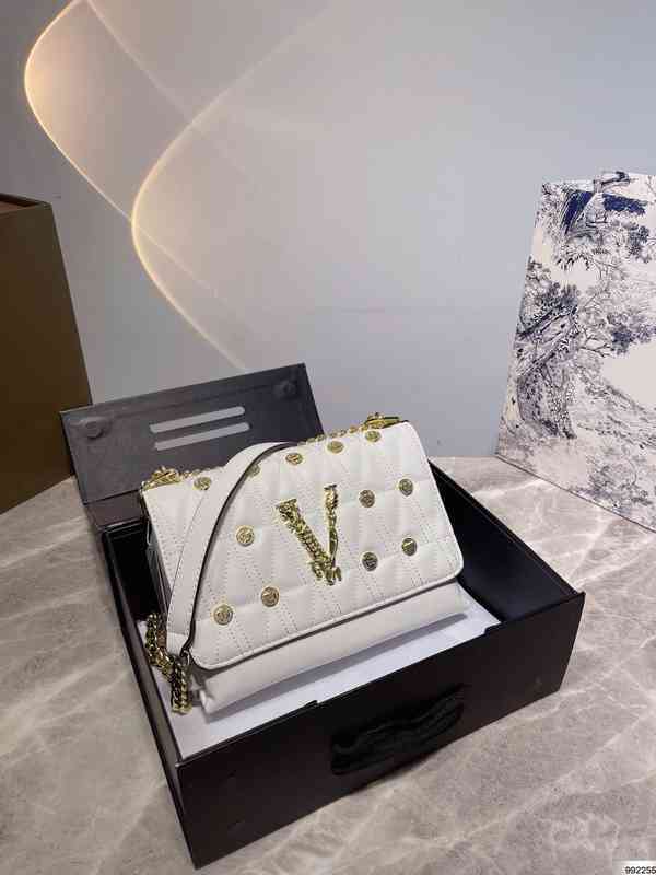 22 New Medusa Handbag Beauty Head Fashion One Shoulder Messenger Wedding Trendy Metal Rivet Quilted Postman Bag, White
22 New Medusa Handbag Beauty Head Fashion One Shoulder Messenger Wedding Trendy Metal Rivet Quilted Postman Bag, White