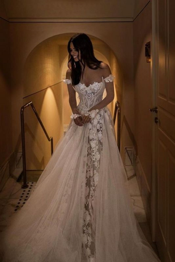 New Bohemian Floral Lace A Line Wedding Dress Charming Off Shoulder Long Sleeves Ivory Tulle Beach Country Bridal Gowns Corset Top Bride Dresses Court