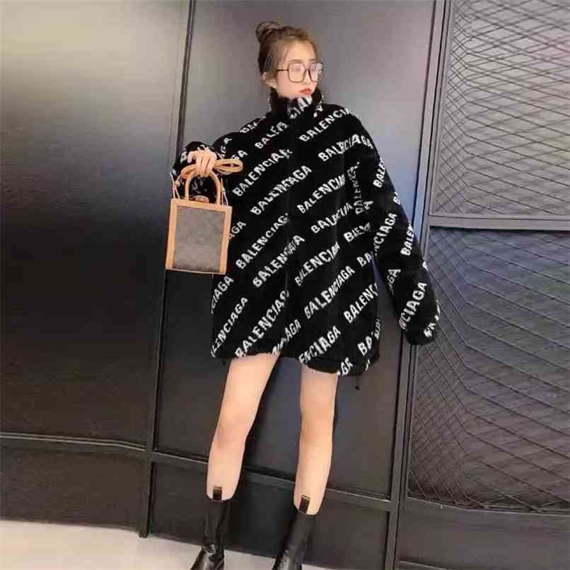 Winter Vintage Fashion Fur Cotton Coat Women High Street Letter Warm Mid-Length Lamb Wool Jacket Thickening Female Streetwear 210910, Black
Winter Vintage Fashion Fur Cotton Coat Women High Street Letter Warm Mid-Length Lamb Wool Jacket Thickening Female Streetwear 210910, Black
