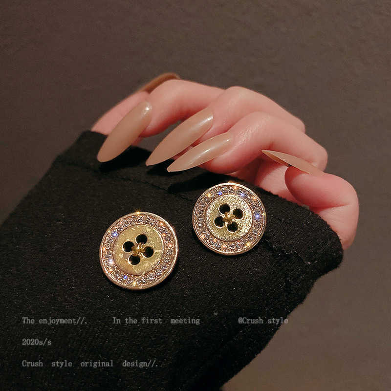 925 silver needle Charm inlaid diamond Button Earrings fashion personality temperament Baroque Earrings
925 silver needle Charm inlaid diamond Button Earrings fashion personality temperament Baroque Earrings