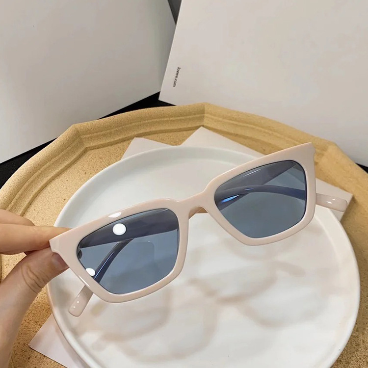 2021 GM Korean cat eye personality small frame trendy net red sunglasses cross-border metal hinge teeth
2021 GM Korean cat eye personality small frame trendy net red sunglasses cross-border metal hinge teeth