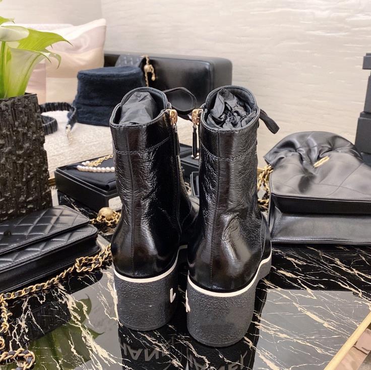 21 / 22 Autumn winte women's Ankle short boots good quality fashion 35 to 40 Super popular at the counter Material: bright wrinkled lambskin, Black
21 / 22 Autumn winte women's Ankle short boots good quality fashion 35 to 40 Super popular at the counter Material: bright wrinkled lambskin, Black