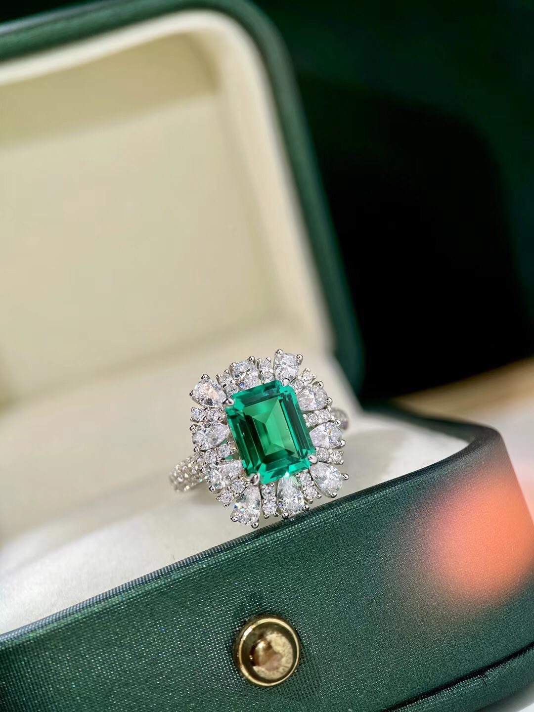 Luxury quality S925 silver lagre green diamond in 2.2kara design and small white sparkly for women wedding jewelry gift have box PS3302
Luxury quality S925 silver lagre green diamond in 2.2kara design and small white sparkly for women wedding jewelry gift have box PS3302
