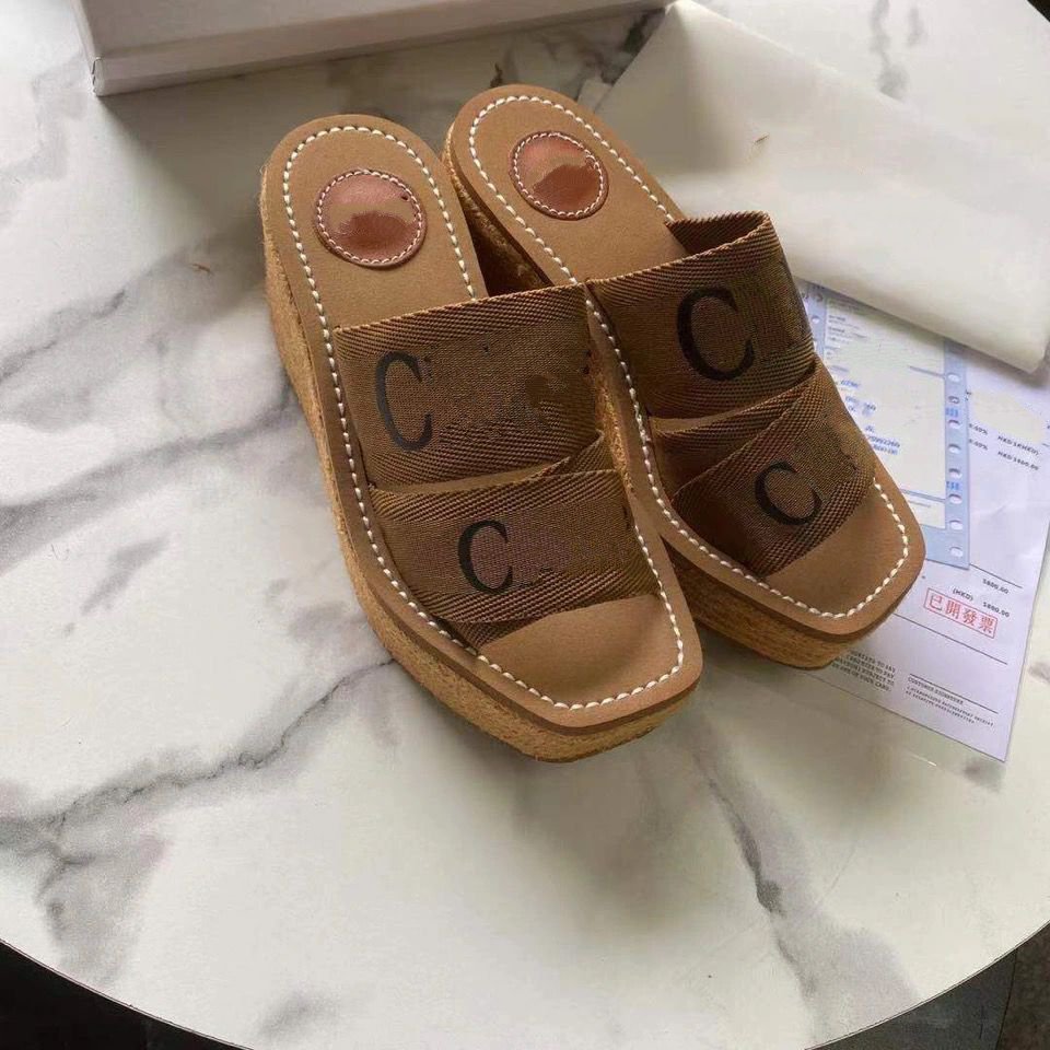 European and American increased thick-soled slippers women's 2021 summer net red beach shoes wear letter sandals trend flip-flops mjjj0001
European and American increased thick-soled slippers women's 2021 summer net red beach shoes wear letter sandals trend flip-flops mjjj0001
