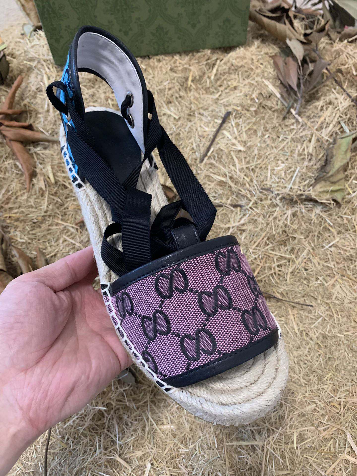 Stylish Summer Ladies Sandals Rubber sole with firm Slope Heel top quality walking box size: 35-41 354124
Stylish Summer Ladies Sandals Rubber sole with firm Slope Heel top quality walking box size: 35-41 354124
