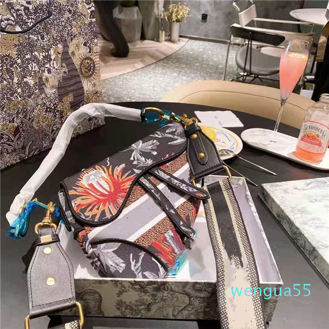 2021 Exquisite saddle bag luxury designer ladies handbags high quality one-shoulder portable diagonal bags multi-color optional personality
2021 Exquisite saddle bag luxury designer ladies handbags high quality one-shoulder portable diagonal bags multi-color optional personality