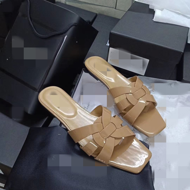 Classic ladies sliders luxury Summer beach Cartoon Big Head Designer Leather Flat woman shoes el Bath slippers Large size KJMMM0006
Classic ladies sliders luxury Summer beach Cartoon Big Head Designer Leather Flat woman shoes el Bath slippers Large size KJMMM0006
