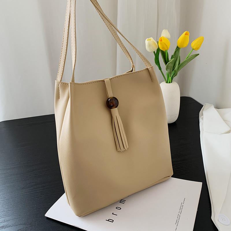 Evening Bags Women's Bag Simple Fashion Tassel Large-capacity Handbag 2021 Retro Solid Color One-shoulder Hand, Black
Evening Bags Women's Bag Simple Fashion Tassel Large-capacity Handbag 2021 Retro Solid Color One-shoulder Hand, Black