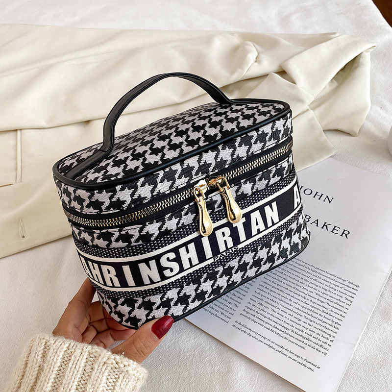 Women Outdoor Packs Fashion Portable Letter Toilet Bag Female Makeup Bags 2021new Large-capacity Texture Travel Cosmetic Case Pockets Wholesales
Women Outdoor Packs Fashion Portable Letter Toilet Bag Female Makeup Bags 2021new Large-capacity Texture Travel Cosmetic Case Pockets Wholesales