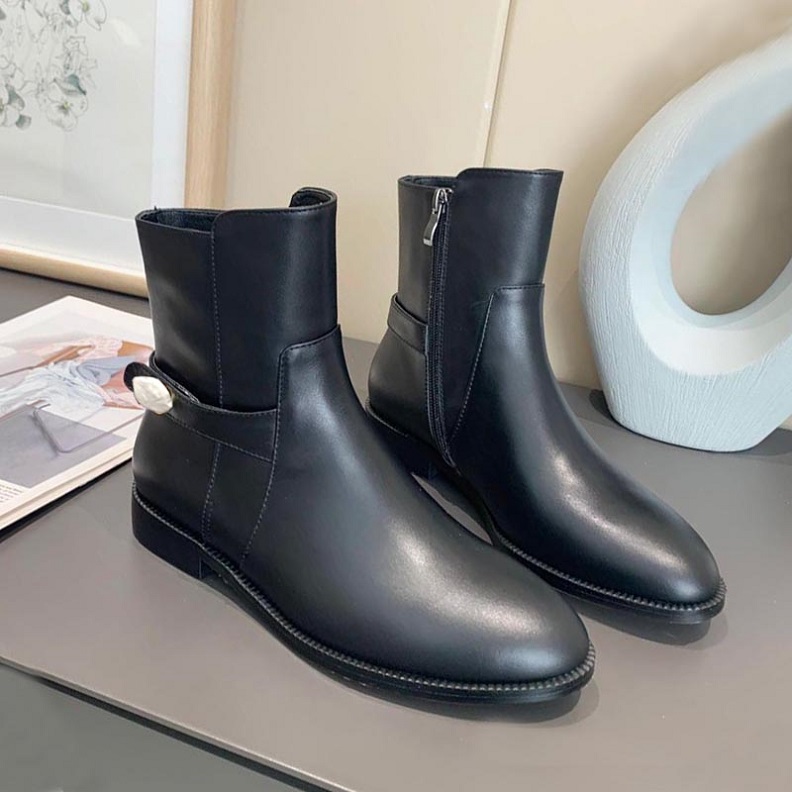 Fashion mid tube high quality leather Martin boots women's autumn and winter thick heel flat bottom short boots versatile zipper thick, Black
Fashion mid tube high quality leather Martin boots women's autumn and winter thick heel flat bottom short boots versatile zipper thick, Black