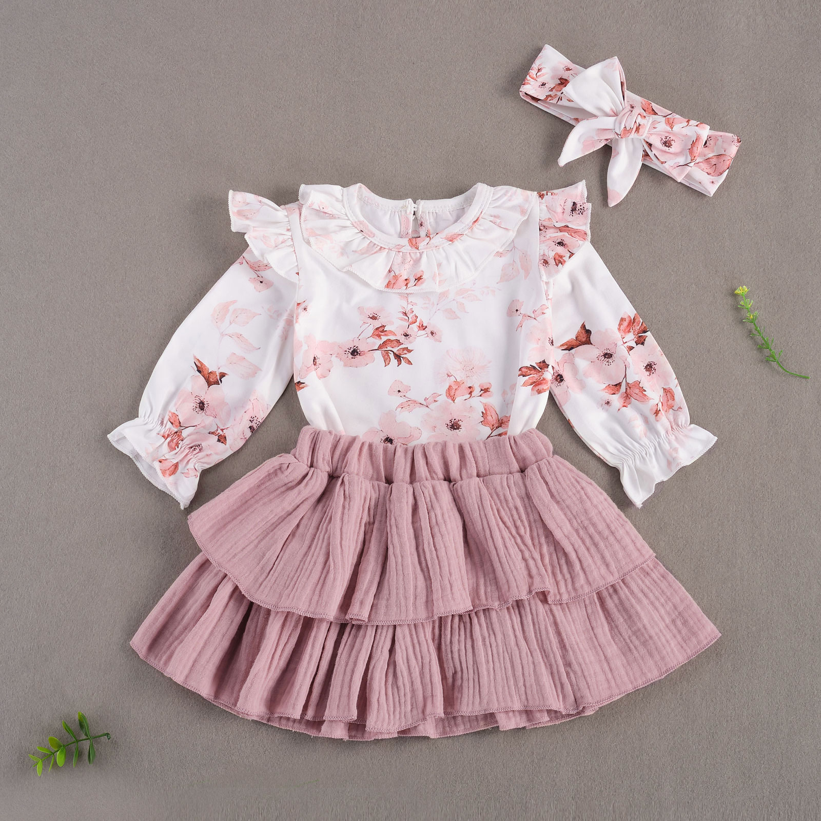 3 Pcs Baby Girls Clothes Set Round Neck Long Sleeve Flower Print Ruffles Romper Solid Color Pleated Bubble Skirt Bow Headband, White
3 Pcs Baby Girls Clothes Set Round Neck Long Sleeve Flower Print Ruffles Romper Solid Color Pleated Bubble Skirt Bow Headband, White