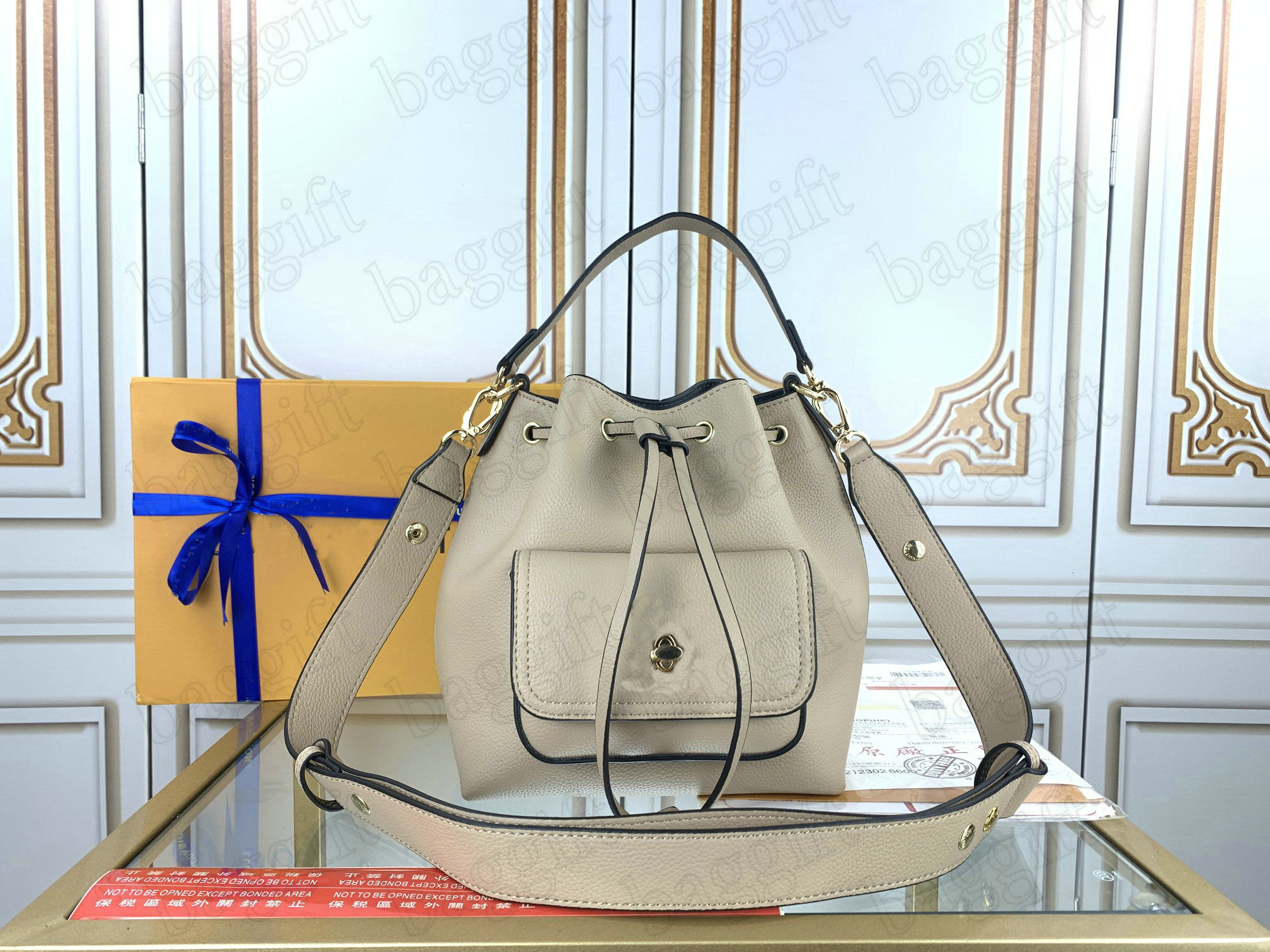 2021ss LockMe Bucket Bag Grained Calfskin Leather Collection Womens Luxurys Designers Crossbody Handle Bags Handbags Purses Wallets M57687 M57688 M57689, No bag;for difference fees only
2021ss LockMe Bucket Bag Grained Calfskin Leather Collection Womens Luxurys Designers Crossbody Handle Bags Handbags Purses Wallets M57687 M57688 M57689, No bag;for difference fees only
