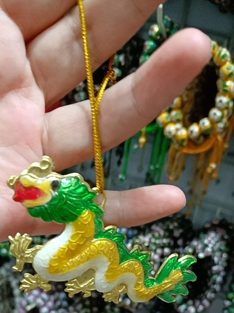 Colorful Enamel Filigree Dragon Charms Mens Boys Keychain Pendant Car Key Christmas Tree Hanging Ornaments Cloisonne Decorations
Colorful Enamel Filigree Dragon Charms Mens Boys Keychain Pendant Car Key Christmas Tree Hanging Ornaments Cloisonne Decorations