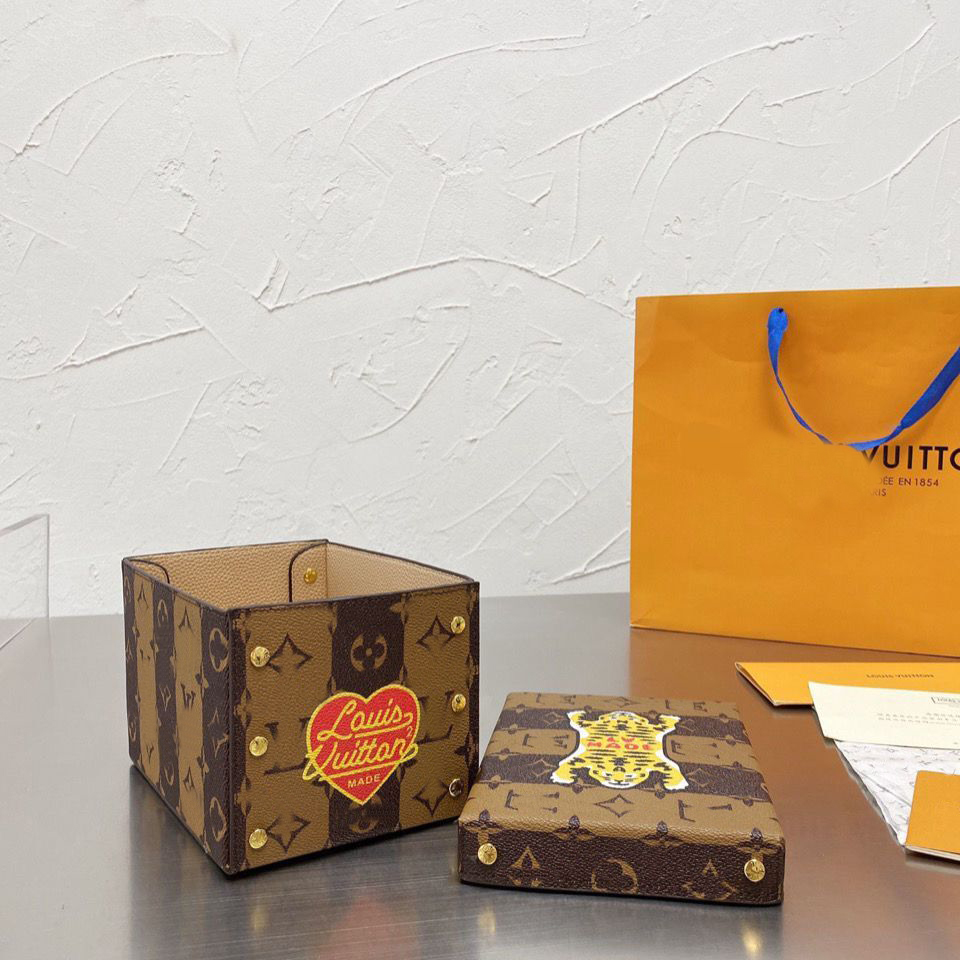 2022 Fashion Tiger printed storage box looks like a decorative pose Leather material waterproof and stain-resistant, Customize
2022 Fashion Tiger printed storage box looks like a decorative pose Leather material waterproof and stain-resistant, Customize