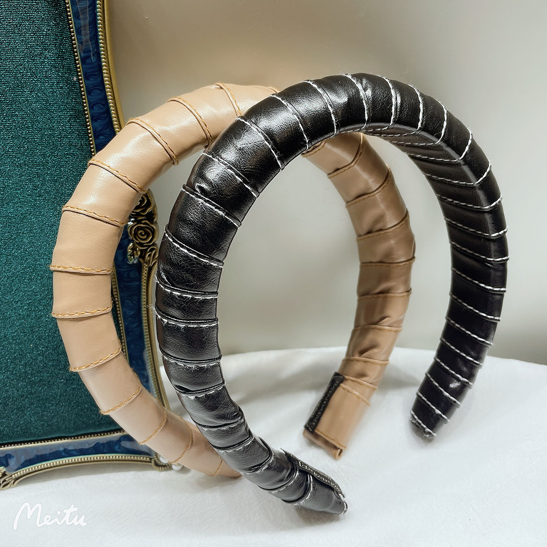 South Korea East gate Ins style retro leather hair hoop autumn and winter non-slip pressure hair hoop simple out spiral hair belt
South Korea East gate Ins style retro leather hair hoop autumn and winter non-slip pressure hair hoop simple out spiral hair belt