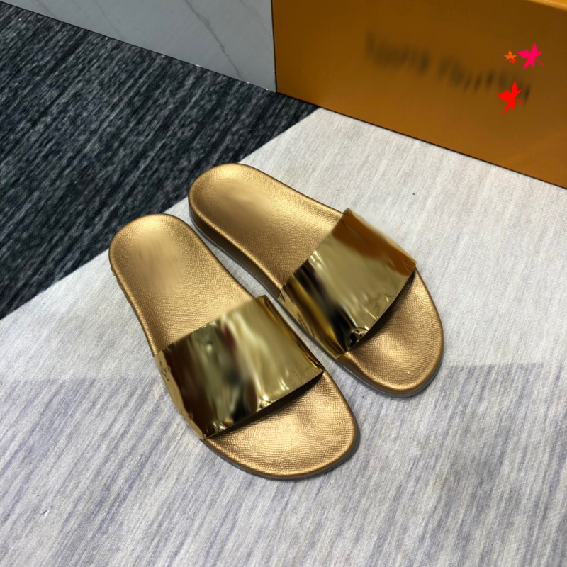 2021 Designer luxurys slippers men sandals fashion beach shoes flip flops flat non-slip classical hole slipper with box size 39-45 -G107, Gold 
2021 Designer luxurys slippers men sandals fashion beach shoes flip flops flat non-slip classical hole slipper with box size 39-45 -G107, Gold