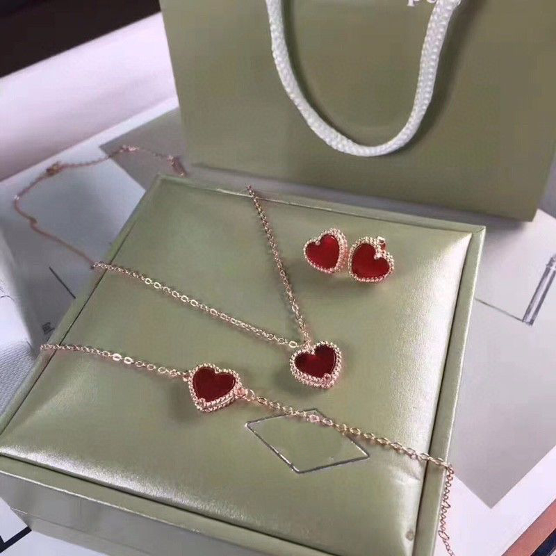 Ladies Love earring rings Pendant Necklaces Screw cleef necklace Party Wedding Couple Gift Love Bracelet Fashion Luxury van designer Cleef E, Silver
Ladies Love earring rings Pendant Necklaces Screw cleef necklace Party Wedding Couple Gift Love Bracelet Fashion Luxury van designer Cleef E, Silver