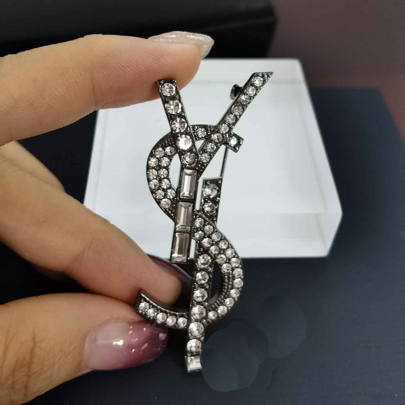2021 new fashion and high personality light button beauty suit femininity letter Brooch
2021 new fashion and high personality light button beauty suit femininity letter Brooch