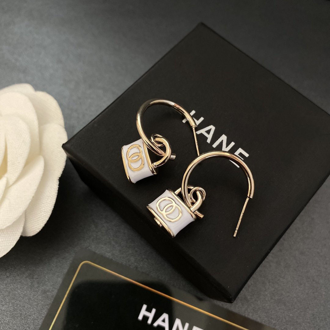 Light luxury small fragrance EAR HOOK EARRING lock enamel simple fashion earrings fragrance granny silver needle Earrings Fashion, Golden
Light luxury small fragrance EAR HOOK EARRING lock enamel simple fashion earrings fragrance granny silver needle Earrings Fashion, Golden
