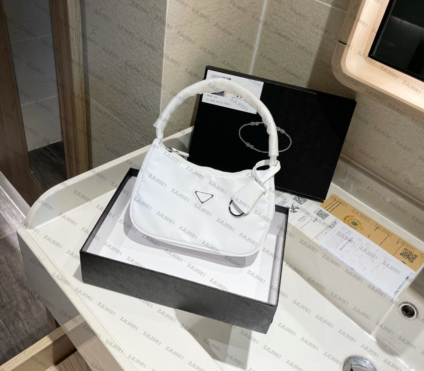 Designers handbags luxurys nylon oxford hobo medieval 22*6*13 crescent Le sac french club women's shoulder bag
Designers handbags luxurys nylon oxford hobo medieval 22*6*13 crescent Le sac french club women's shoulder bag