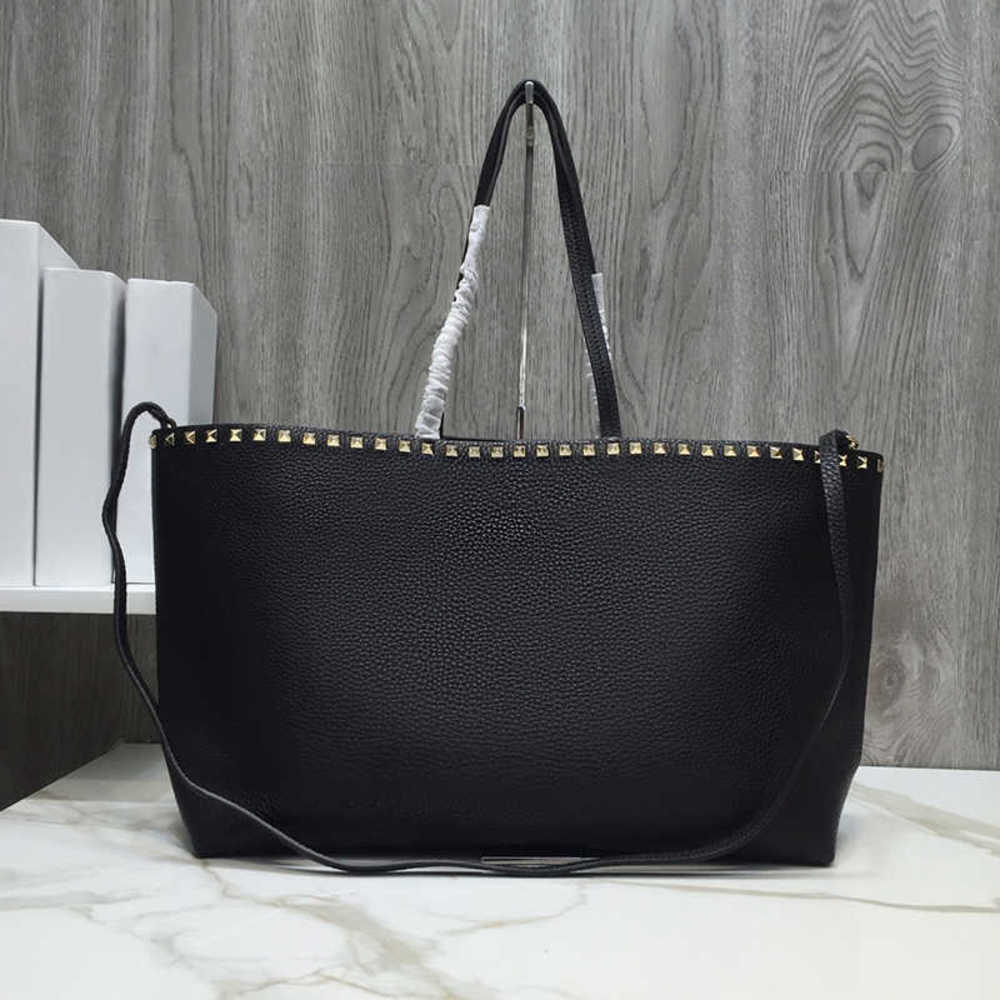 7A+Designers 2021 Latest Style Calfskin shopping bags Moose prints Magnetic buckle opening and closing Flat zipper pocket Two flat open
7A+Designers 2021 Latest Style Calfskin shopping bags Moose prints Magnetic buckle opening and closing Flat zipper pocket Two flat open