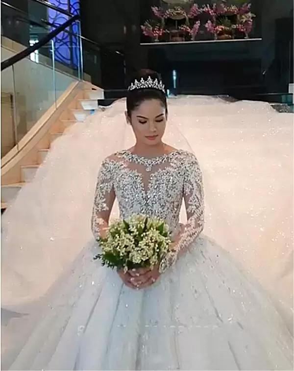 2022 Luxury Crystals Beaded Wedding Dress Lace Full Sleeve Bride Ball Gown Long Train Chapel Wedding Gowns Illusion Crew Neck Dubai Style Bridal Dress