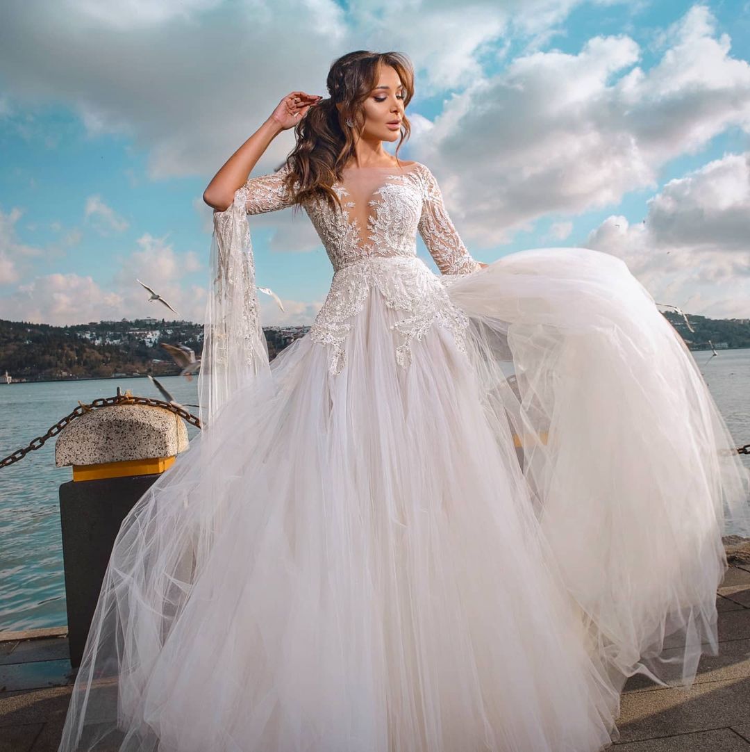 A Line Stunning Beaded Lace Wedding Dresses Sheer Bateau Neck Long Sleeves Bridal Gowns Keyhole Back Sweep Train Tulle Robe De Marie