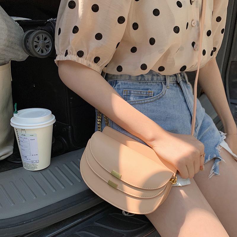 New Wide Shoulder Strap Retro Semicircle Leather Female Bag Round Cowhide Shoulder Diagonal Organ Bag, Black
New Wide Shoulder Strap Retro Semicircle Leather Female Bag Round Cowhide Shoulder Diagonal Organ Bag, Black