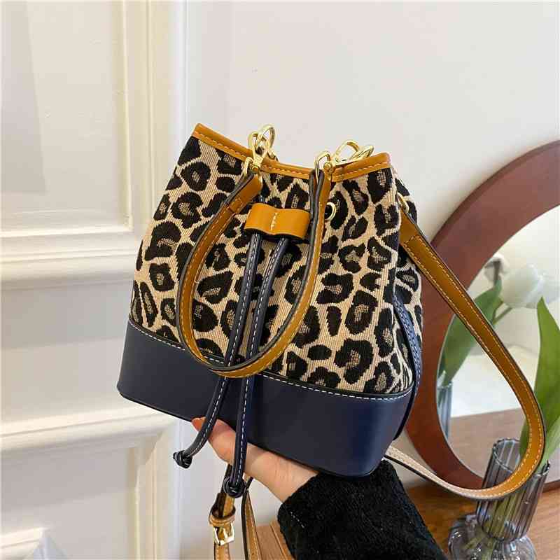 Autumn and winter leopard print 2021 new fashion drawstring bucket women's diagonal bag, Khaki
Autumn and winter leopard print 2021 new fashion drawstring bucket women's diagonal bag, Khaki