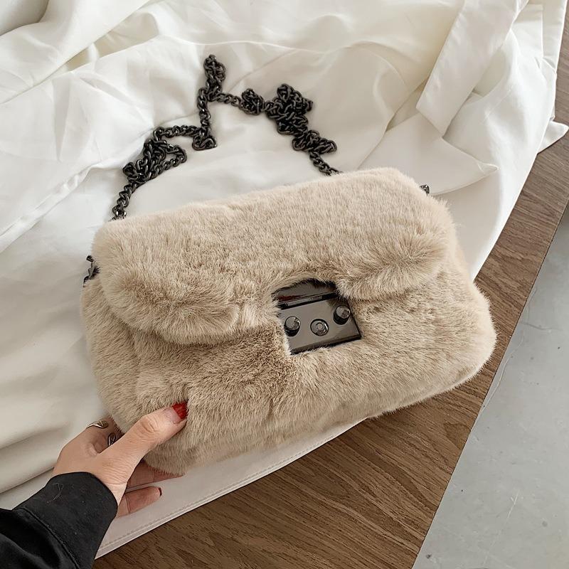 Simple texture bag 2021 new trendy fashion wild shoulder bag spring and autumn net red same paragraph plush messenger, Black
Simple texture bag 2021 new trendy fashion wild shoulder bag spring and autumn net red same paragraph plush messenger, Black
