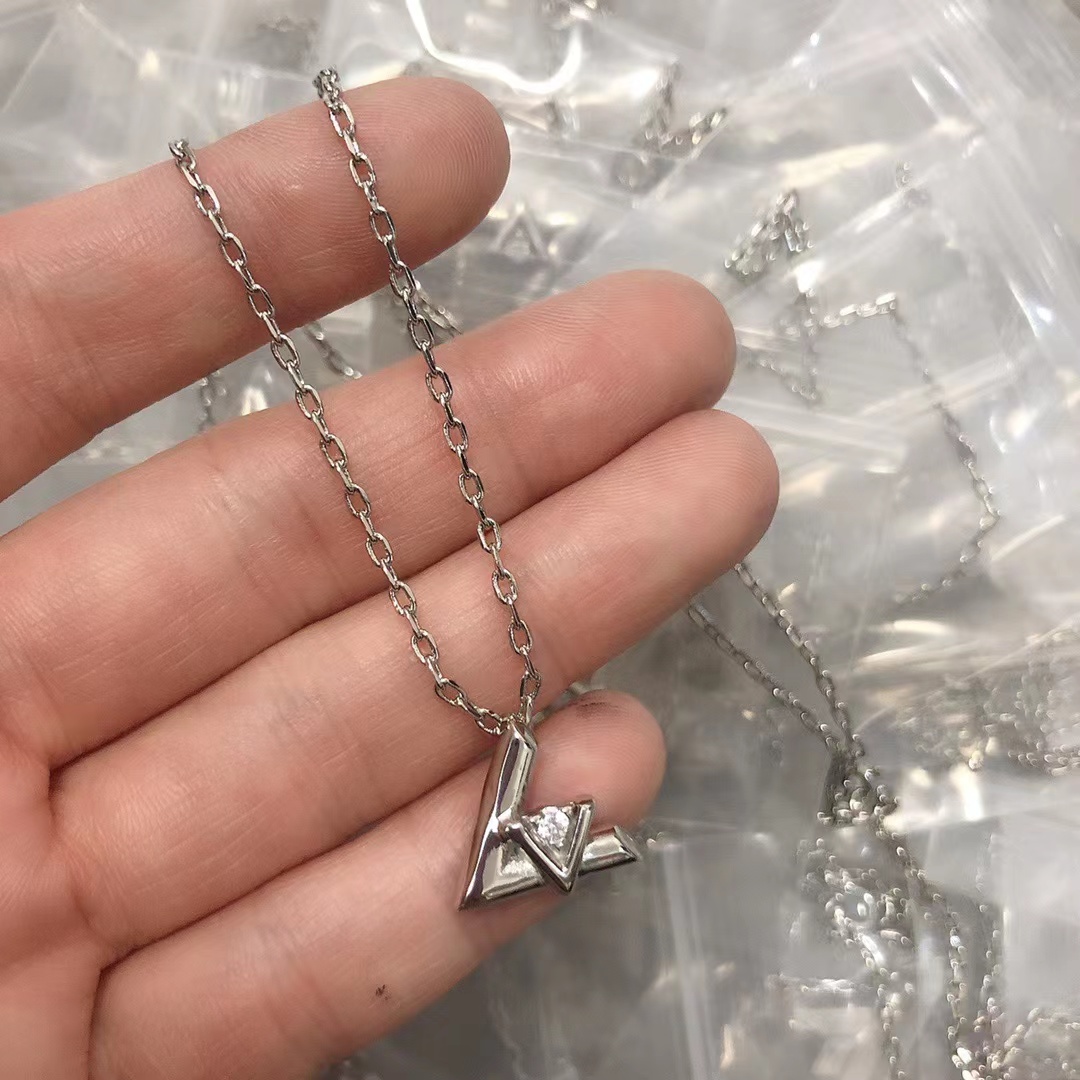 Fashion 3 colors High Quality jewelry letter Bracelet, Earrings & Necklace body hollow pendant iced out diamond earrings christmas gift, Rose gold
Fashion 3 colors High Quality jewelry letter Bracelet, Earrings & Necklace body hollow pendant iced out diamond earrings christmas gift, Rose gold