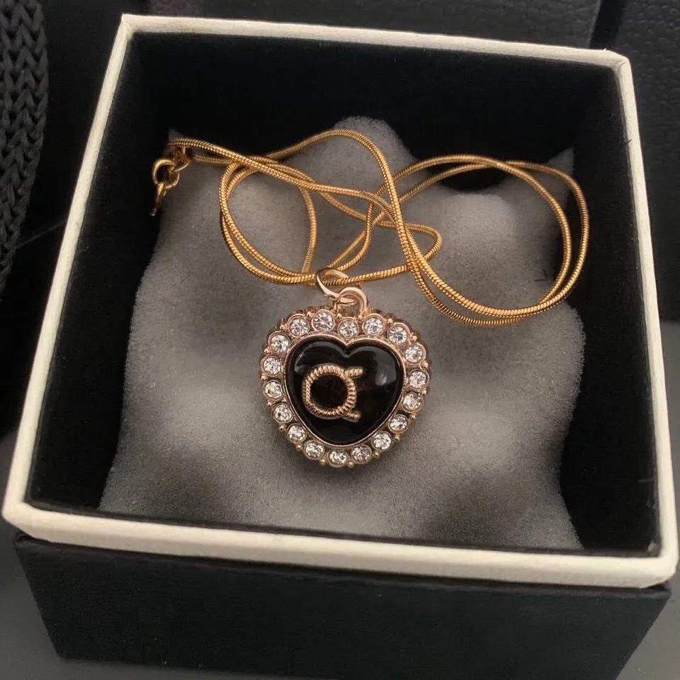 Luxurys Desingers Pendent Necklace Love Pearl Masonry Necklaces Show Temperament Pendants Clavicle Chain Female 3 Color Opition Niche Design, Silver
Luxurys Desingers Pendent Necklace Love Pearl Masonry Necklaces Show Temperament Pendants Clavicle Chain Female 3 Color Opition Niche Design, Silver