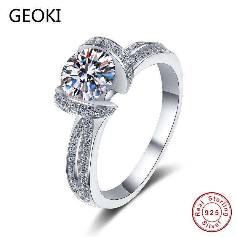 Cluster Rings Geoki Perfect Cut 1 CT Moissanite Queen Ring 925 Sterling Silver Pass Diamond Test Stone Women Classic Engagement Jewelry
Cluster Rings Geoki Perfect Cut 1 CT Moissanite Queen Ring 925 Sterling Silver Pass Diamond Test Stone Women Classic Engagement Jewelry
