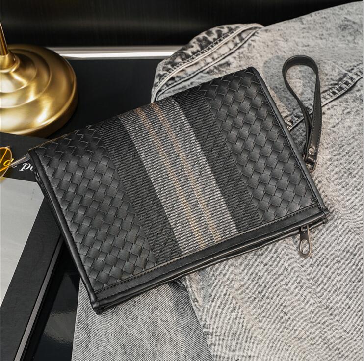 Factory wholesale men leather shoulder bags British style woven embroidery fashion envelope bag street personalized printed handbag simple plaid storage wallets
Factory wholesale men leather shoulder bags British style woven embroidery fashion envelope bag street personalized printed handbag simple plaid storage wallets