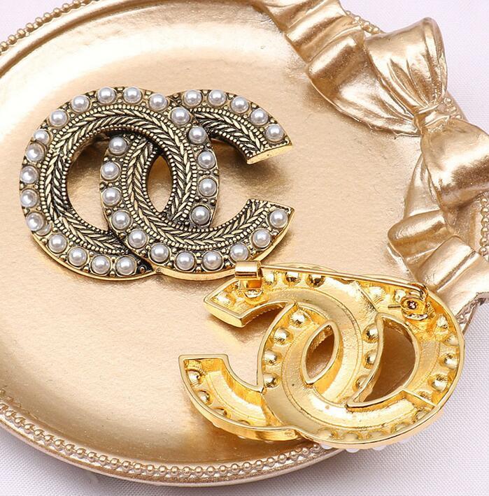 Wholesale 20colors Brand Designer Letters Brooch Fashion Famous Double Letter Tassel Pearl Luxury Couples Individuality Rhinestone Suit Pin Jewelry Accessories
Wholesale 20colors Brand Designer Letters Brooch Fashion Famous Double Letter Tassel Pearl Luxury Couples Individuality Rhinestone Suit Pin Jewelry Accessories