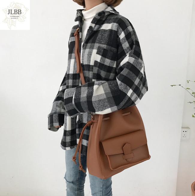 Vintage Women Wide Strap Shoulder Bags Designer Buckets Bag Luxury Pu Leather Crossbody Messenger Bag Large Totes Female Purses, Beige
Vintage Women Wide Strap Shoulder Bags Designer Buckets Bag Luxury Pu Leather Crossbody Messenger Bag Large Totes Female Purses, Beige