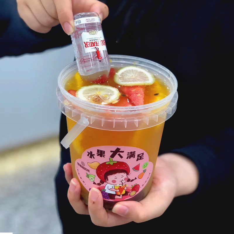 1000ml 34oz Summer Cold Drinking Beverage Cups Fruit Juice Milk Tea Cup with Cover Handle Disposable Clear Plastic Container
1000ml 34oz Summer Cold Drinking Beverage Cups Fruit Juice Milk Tea Cup with Cover Handle Disposable Clear Plastic Container