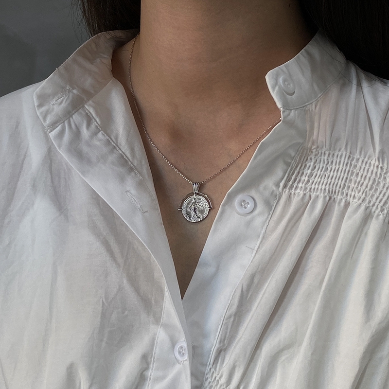 Silvology 925 Sterling Silver Queen Coin Pendant Necklace Gold Color Round Elegant Letter Necklace for Women Festival Jewelry 210315