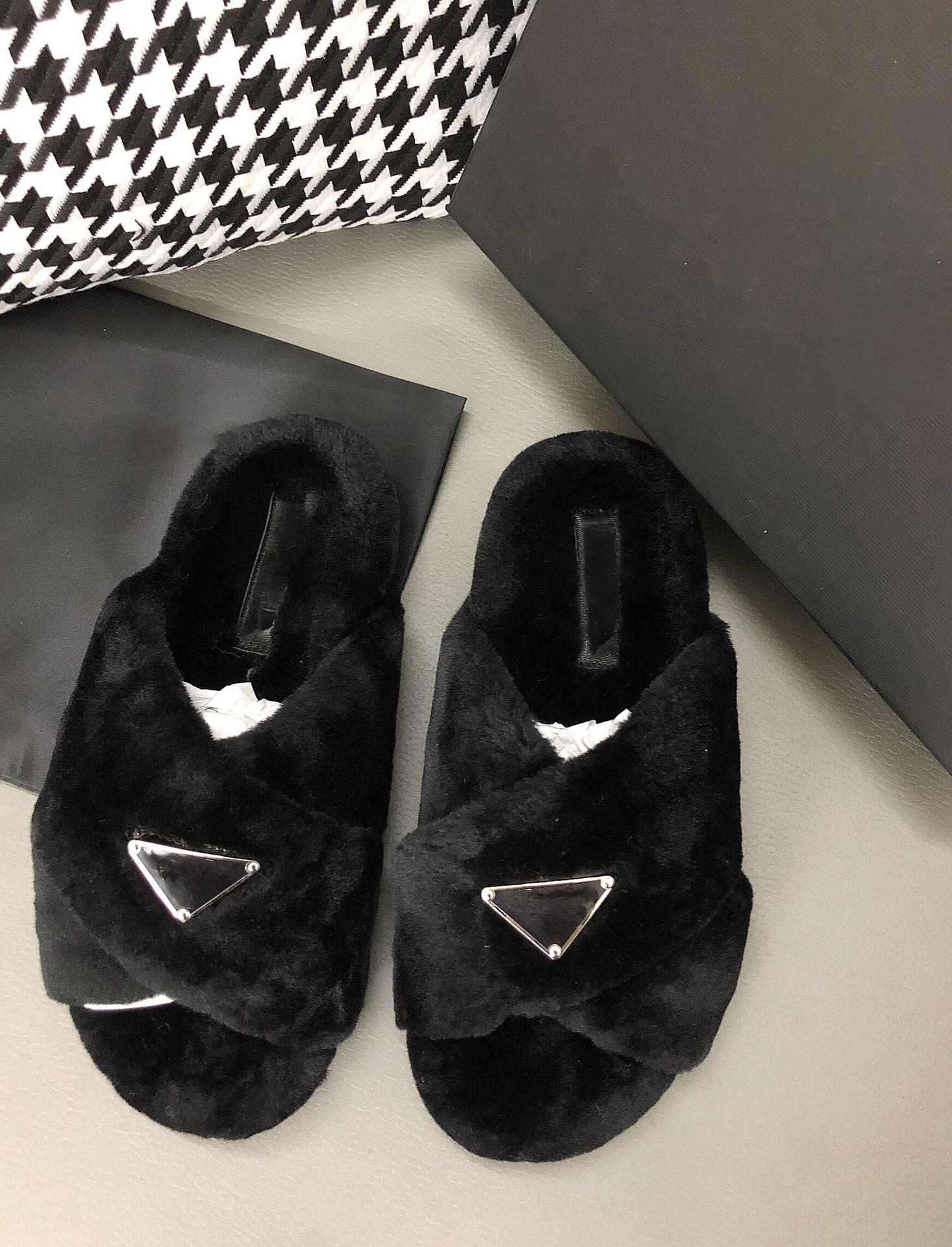 2022 Top quality Winter Women slippers wool warm fur slipper house outside show style Splicing autumn womens slides Ladies Hollow Sandals, Box
2022 Top quality Winter Women slippers wool warm fur slipper house outside show style Splicing autumn womens slides Ladies Hollow Sandals, Box