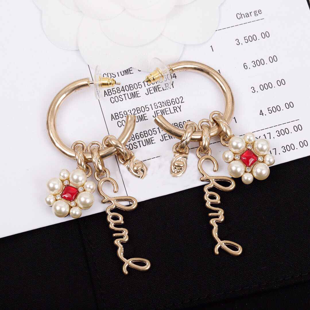 Luxury quality drop earring half round shape with flower and words design diamond for women wedding jewelry gift have box stamp PS3008A
Luxury quality drop earring half round shape with flower and words design diamond for women wedding jewelry gift have box stamp PS3008A